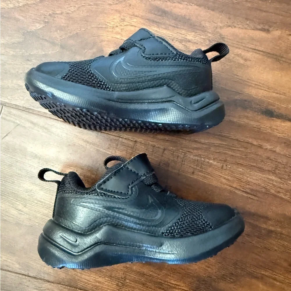 Nike Cosmic Runner All-Black Kids' Sneakers-Size 3C NWOT